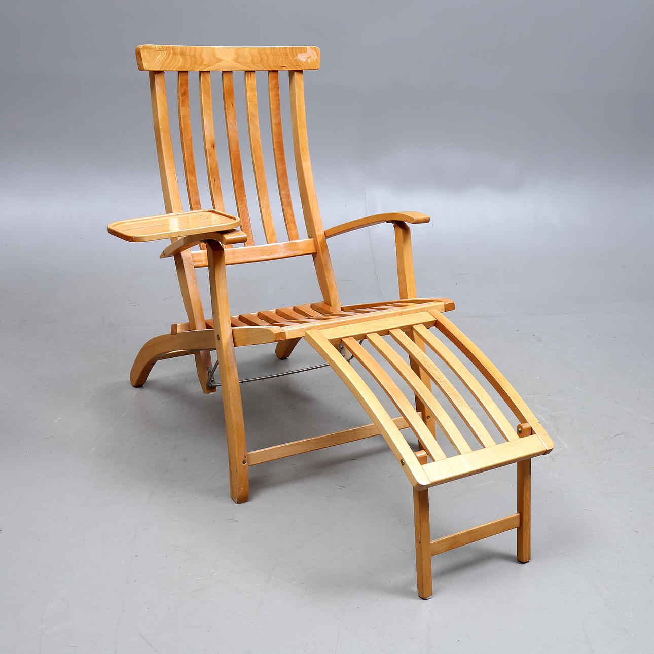 LECKSTUHL, mit abnehmbarem Tablett, 1900er Jahre.