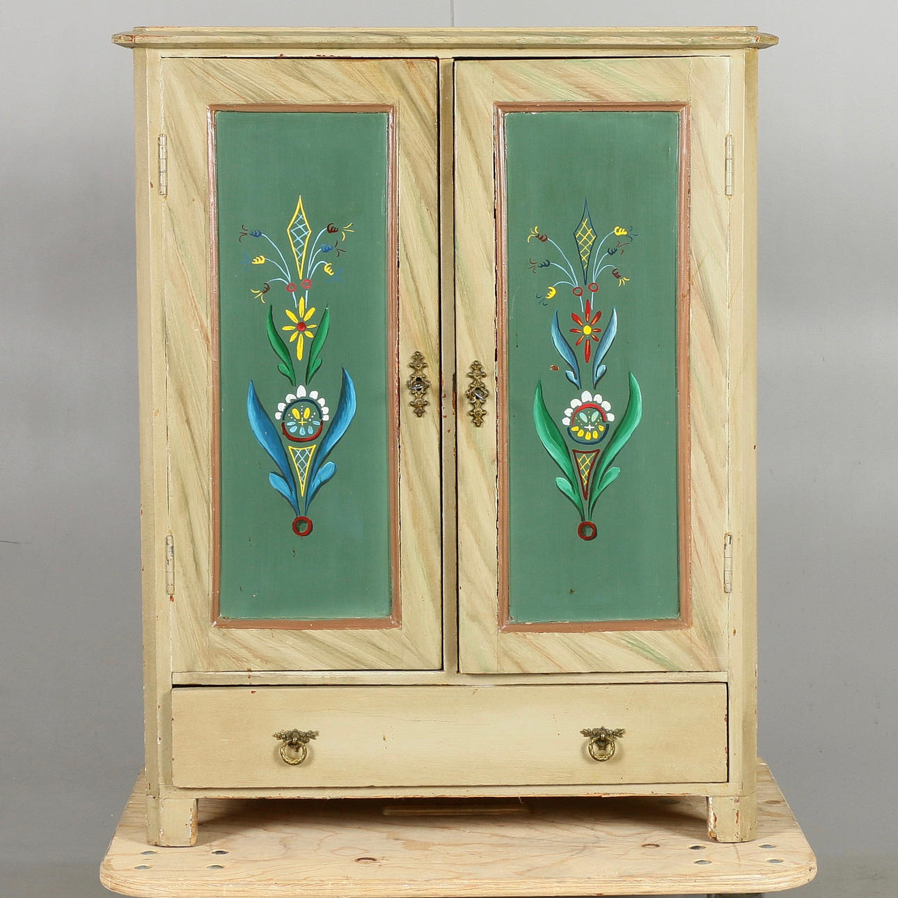 SCHRANK, mit Bauernmalerei, 20. Jahrhundert.