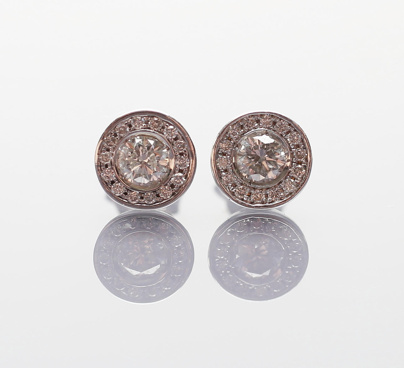 PAR LYSANDE ÖRA DUBBAR.