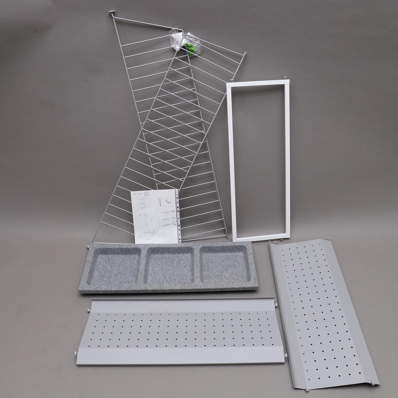 SKOHYLLA, 9 delar, String, metall, samtida.