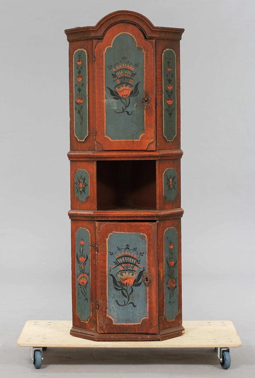 HÖRNSKÅP, 17/1800-tal.