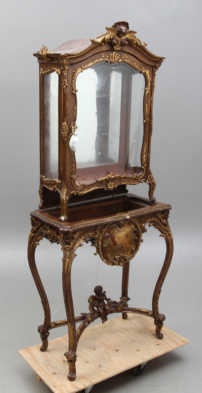 VINTRINSKÅP, på konsolbord, Louis XV-stil, trol Frankrike, 1900-talets första hälft.