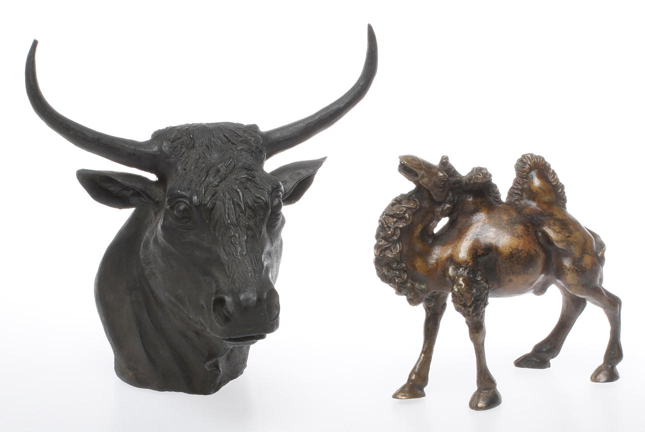 FIGURINER, 2 st, Kamel samt Oxe, metall, Kina.