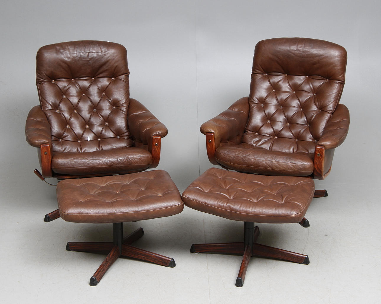 SKINNFÅTÖLJER med FOTPALL, 2 st, Göte Möbler, Nässjö, 1900-talets fjärde kvartal.