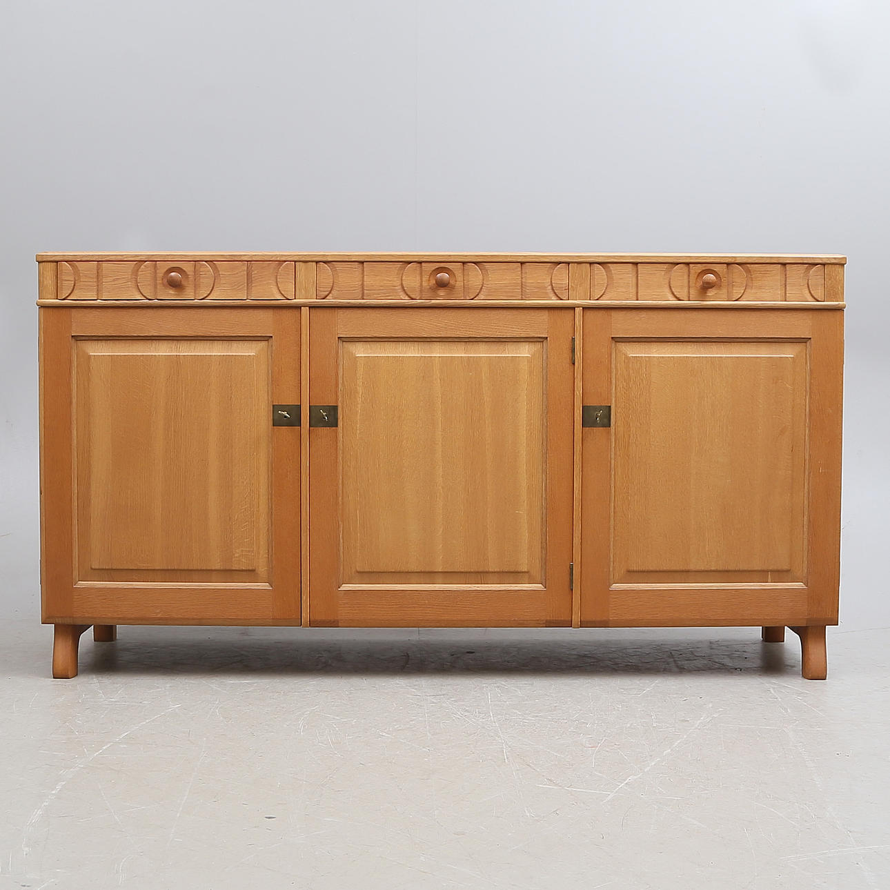 CARL MALMSTEN. SIDEBOARD "Calmare Nyckel" 1900-tal.