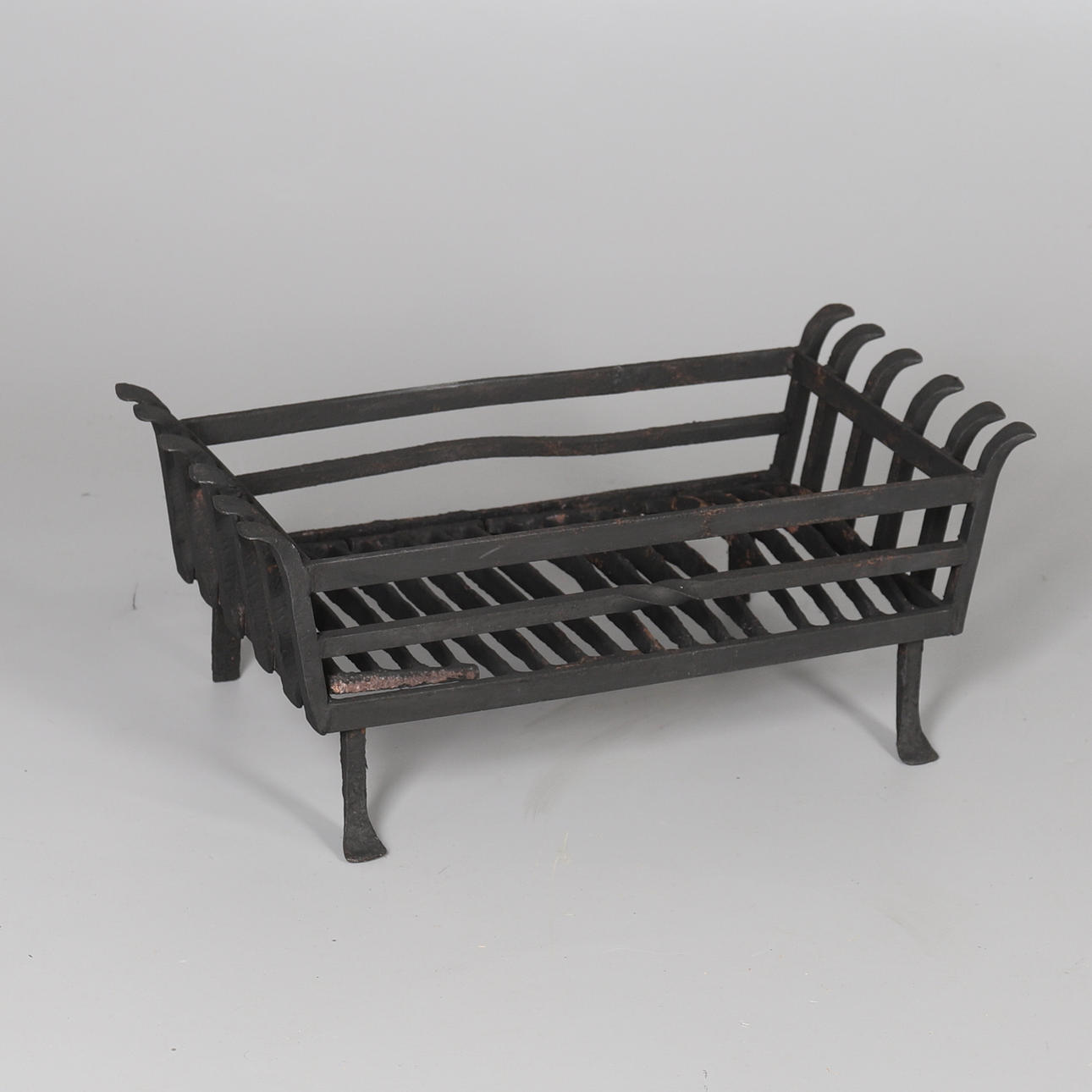 RECHTECKIGER FEUERKORB AUS EISEN MIT DEKORATIVEN SEITEN.