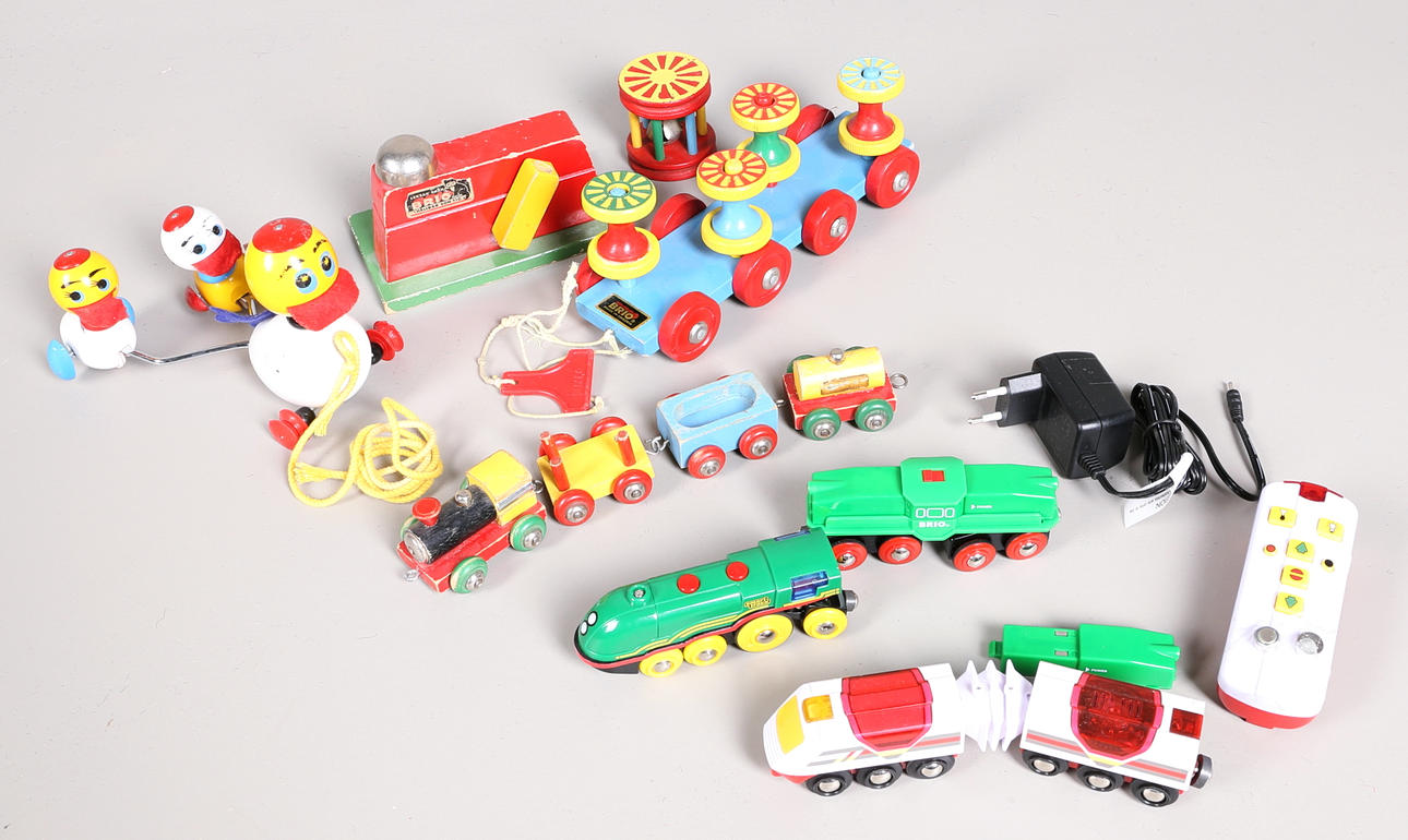 BRIO TRÄLEKSAKER (5) och BRIO PLASTTÅG elektriskt (6).