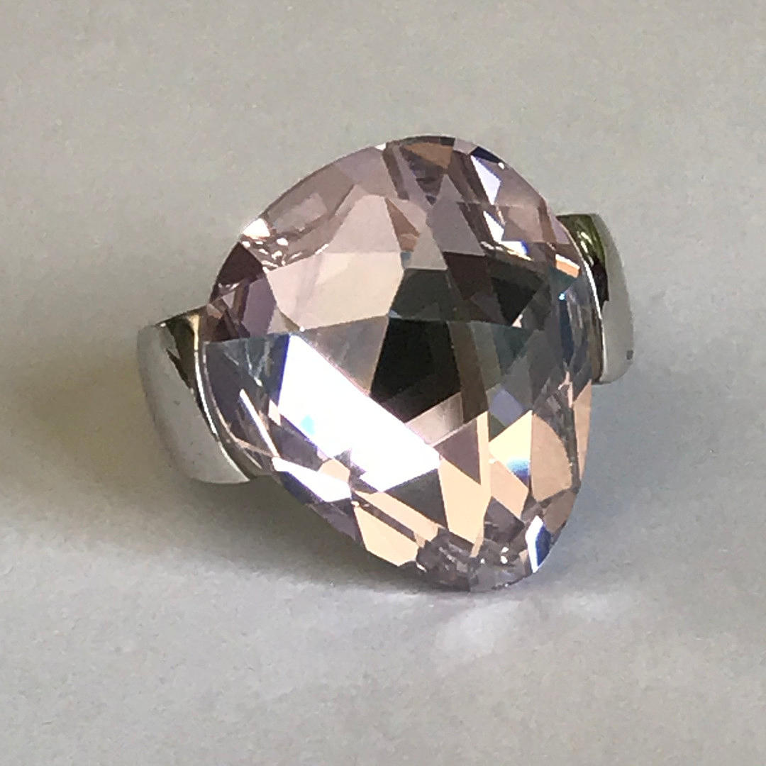 PINKKI SWAROVSKI SORMUS.