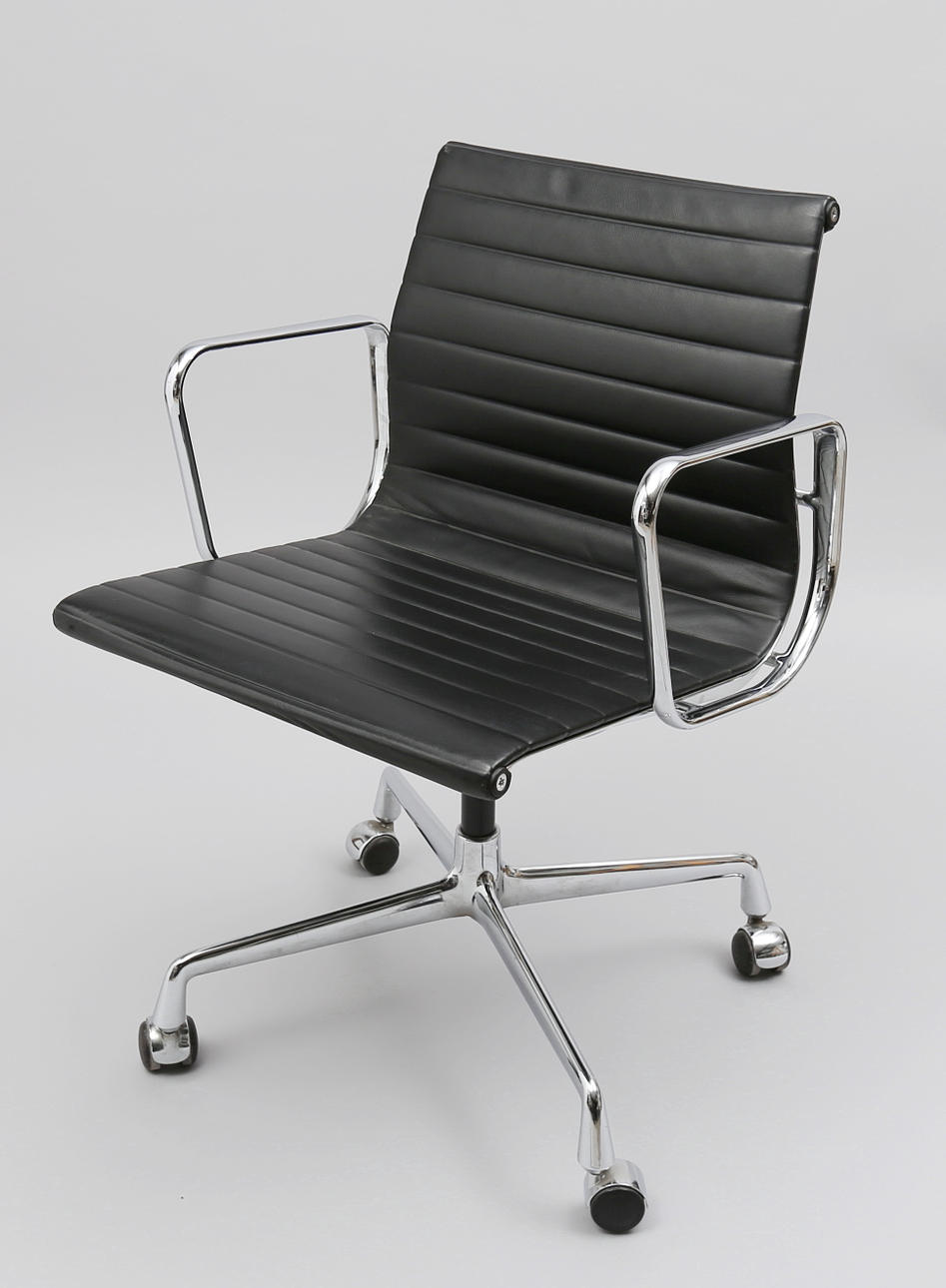 EAMES, CHARLES UND RAY. FÅTÖLJ, ”EA 108".