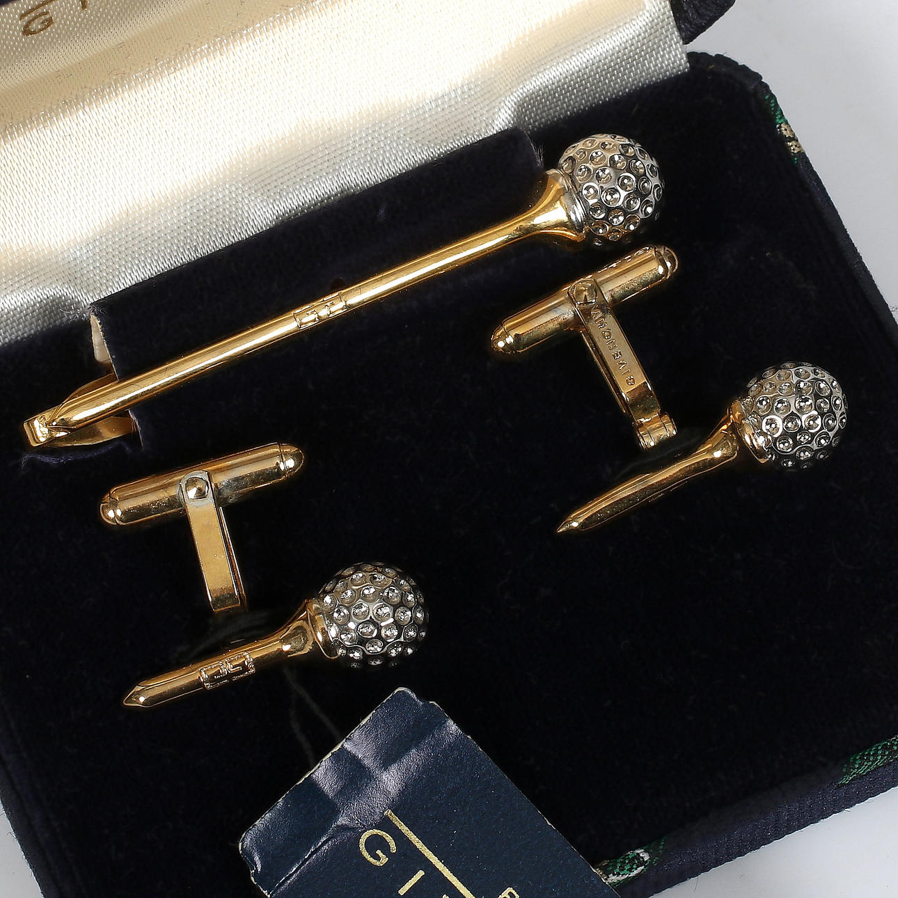 GEMELOS y PIN DE CORBATA, 3 piezas, Givenchy, Francia.