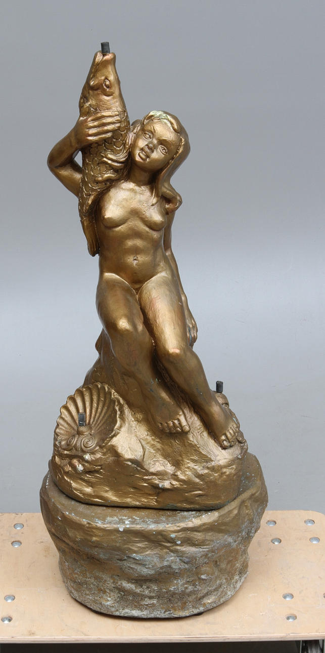 FONTÄN, Flicka med fisk, signerad Gino Manca, 1900-talets andra hälft.