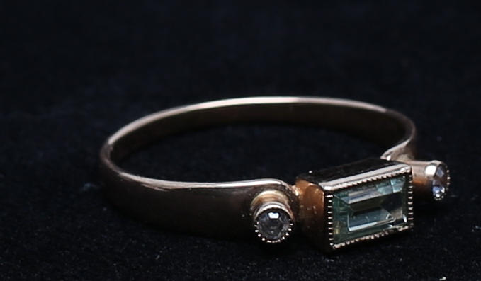 DAMRING i 14 k rödguld besatt med peridotsten och diamanter. Ryskstämplad.