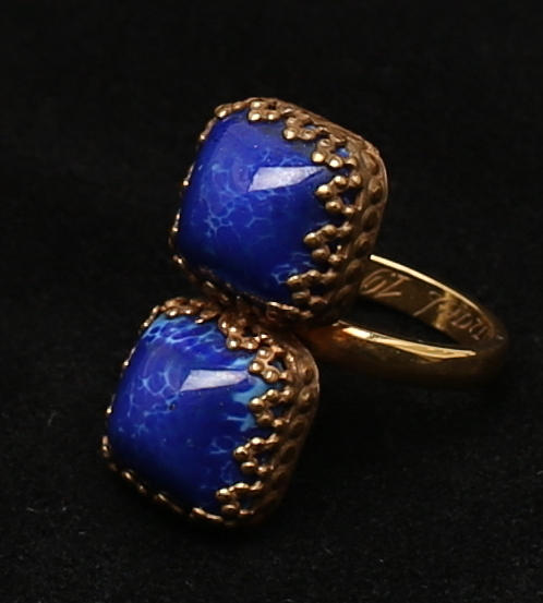 DAMRING i 18k rödguld besatt med 2 st lapis lazuli stenar.