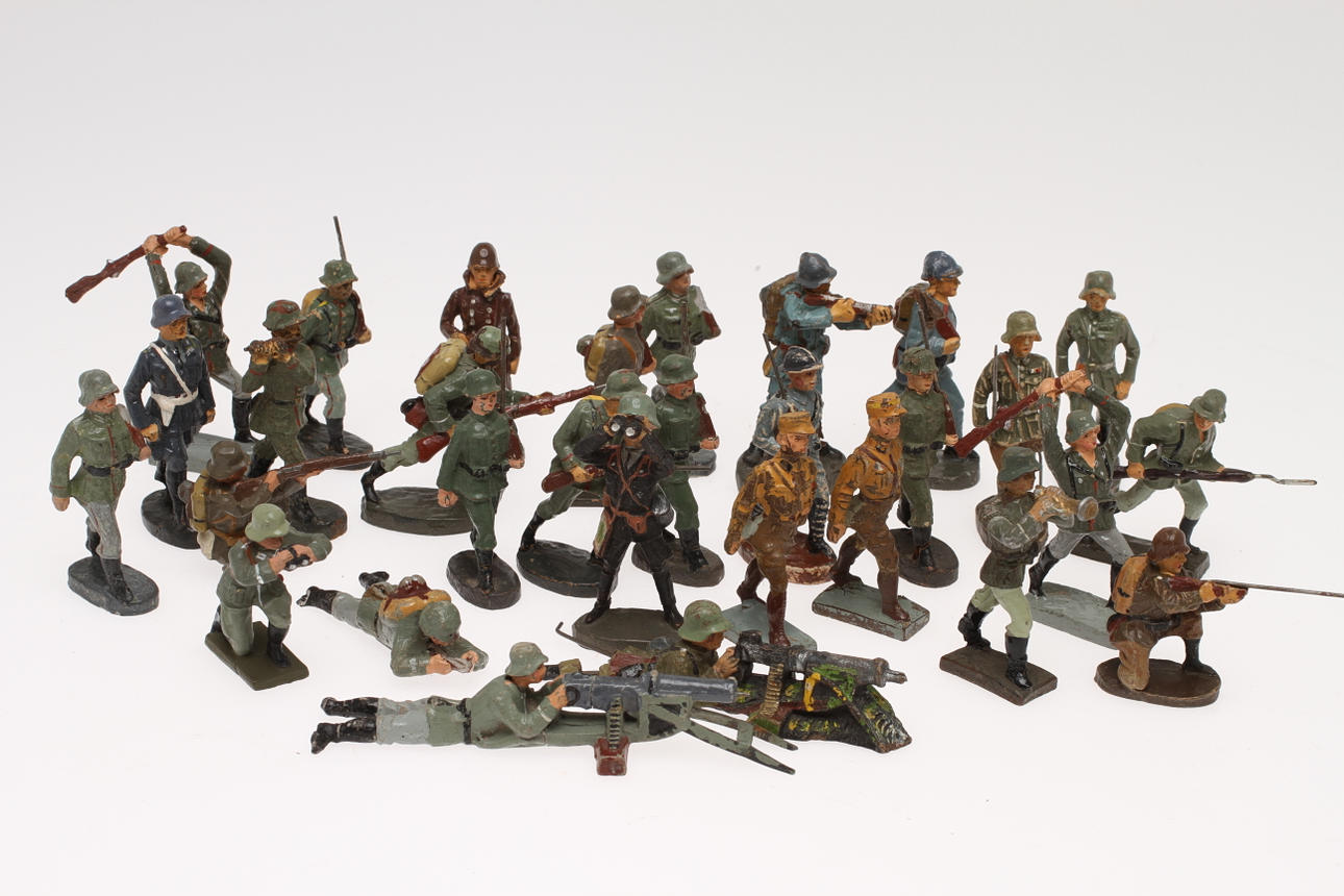 ELASTOLIN, LINEOL med flera 30 SOLDATER, 1930 - 1940-tal.