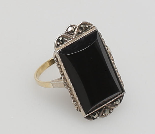 DAMRING i 765 rödguld, besatt med Onyxsten och 6 st markasiter.