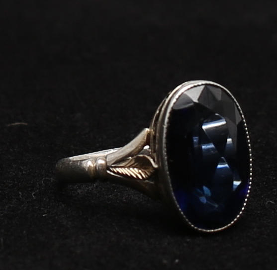 DAMRING i silver, delvis förgylld besatt med blå sten (troligen safier).