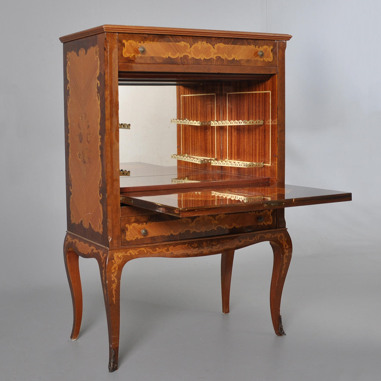 BARSKÅP, 1900-tal gustaviansk stil.