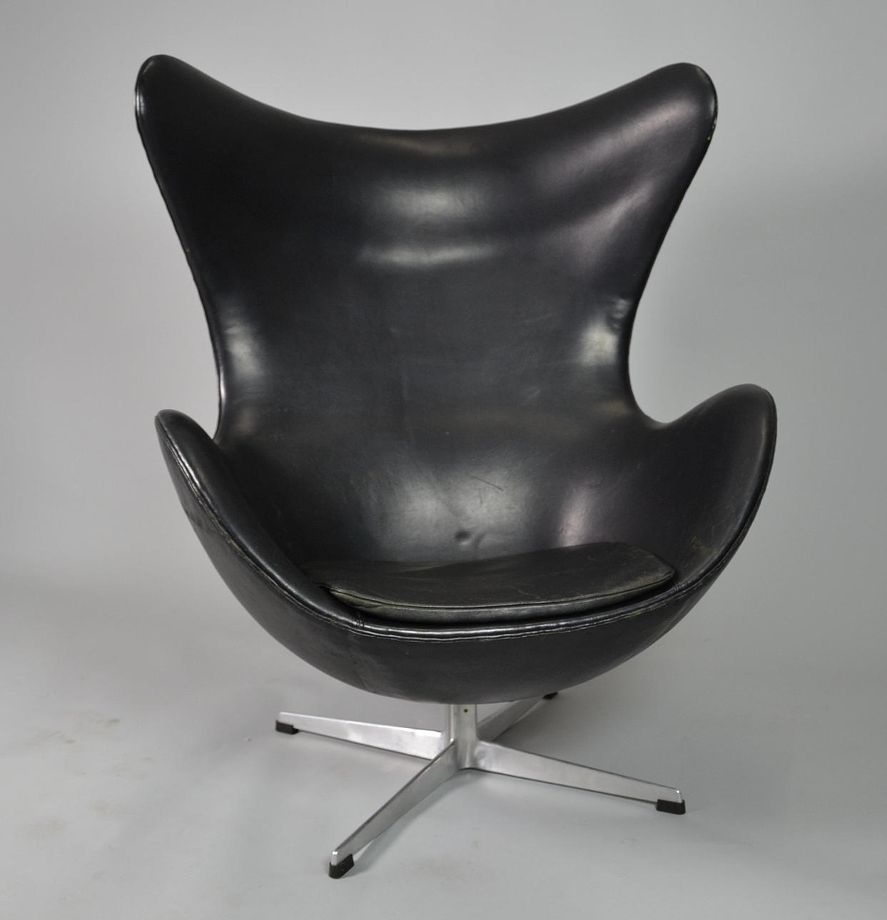 ARNE JACOBSEN. EGG CHAIR FROM 1965.