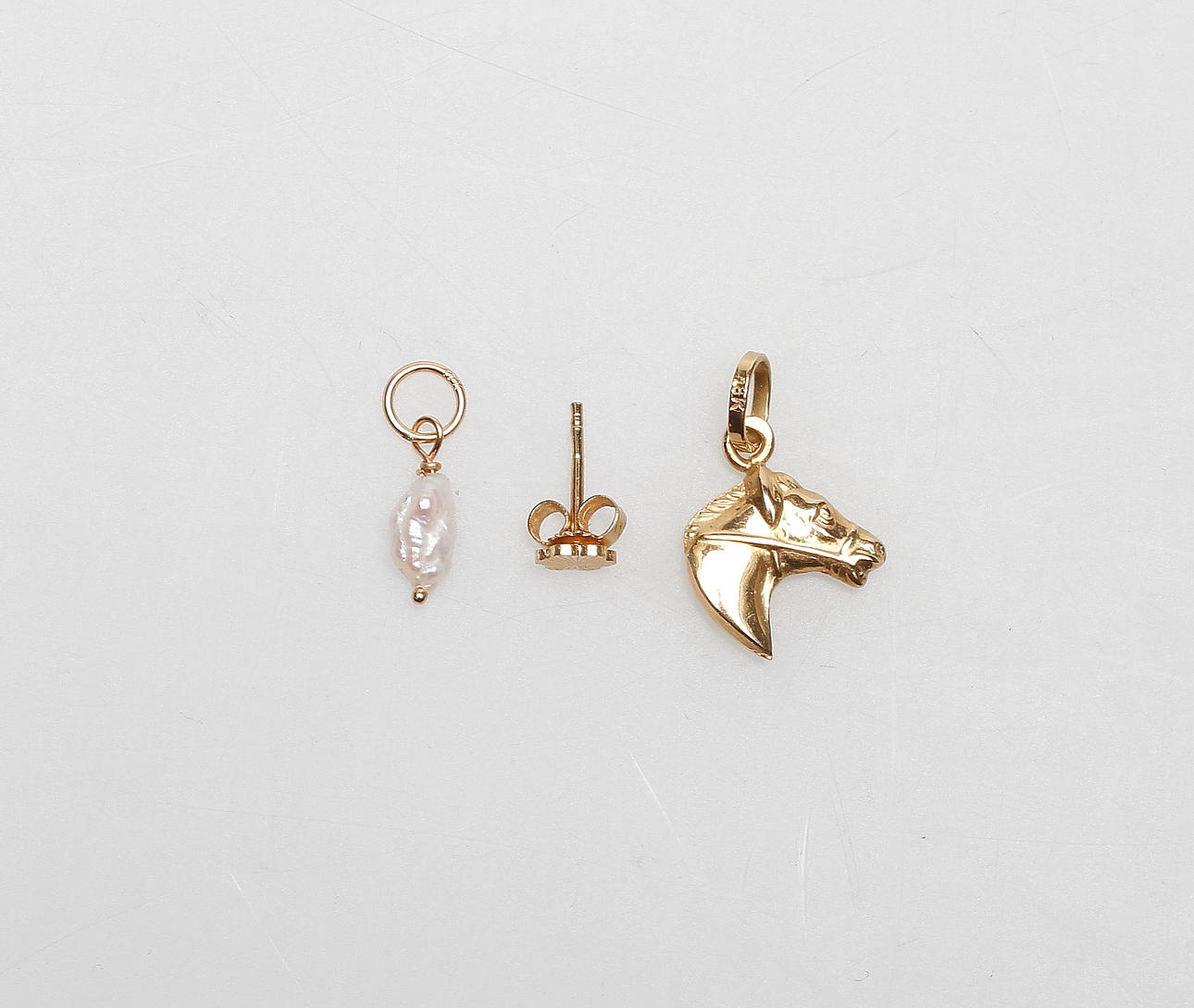 ÖRHÄNGE och HÄNGE, guld 18k, vikt ca 1,0 gram samt HÄNGE, 18k med barockpärla.