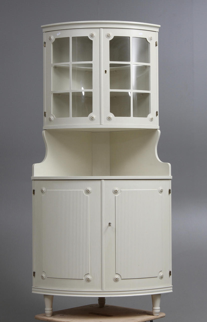 HÖRNSKÅP, gustaviansk stil, 1900-tal.