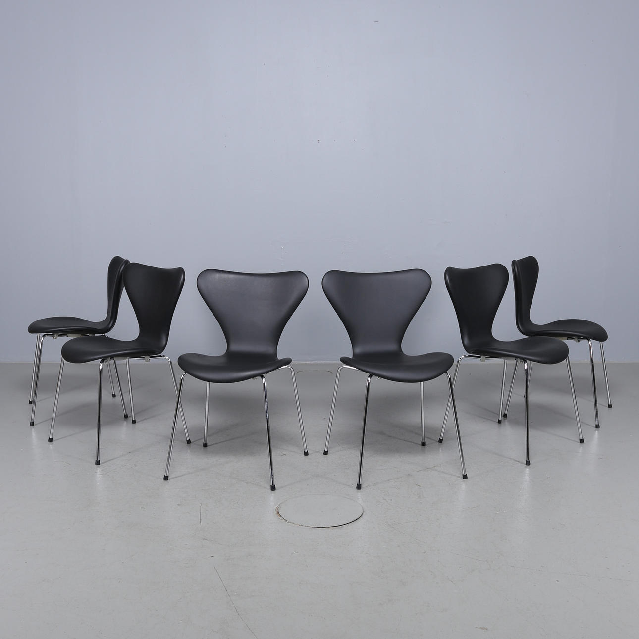 ARNE JACOBSEN. 7 stole, 6 stk, model 3107 i sort læder.
