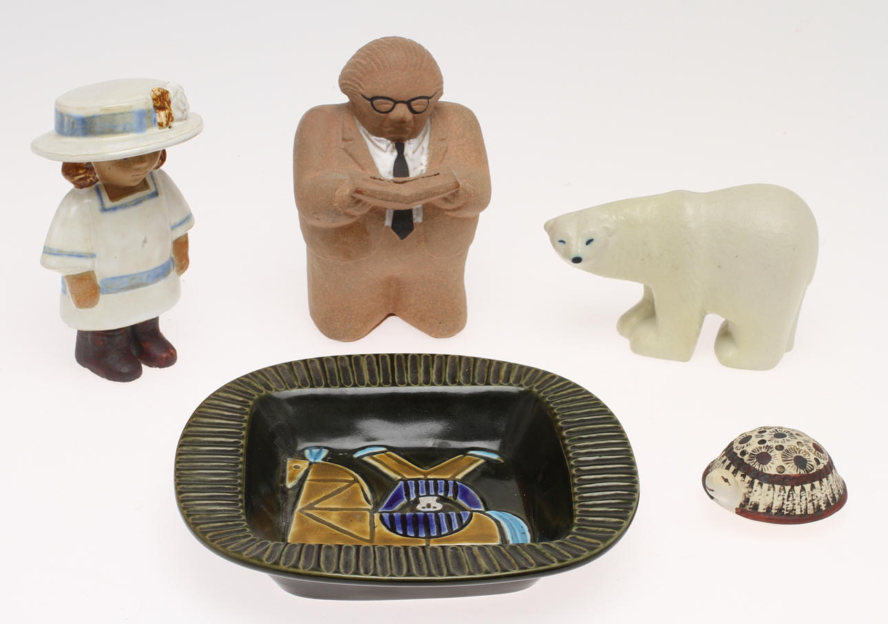 FIGURINER 4 st och FAT, stengods, Lisa Larson, Gustavsberg.