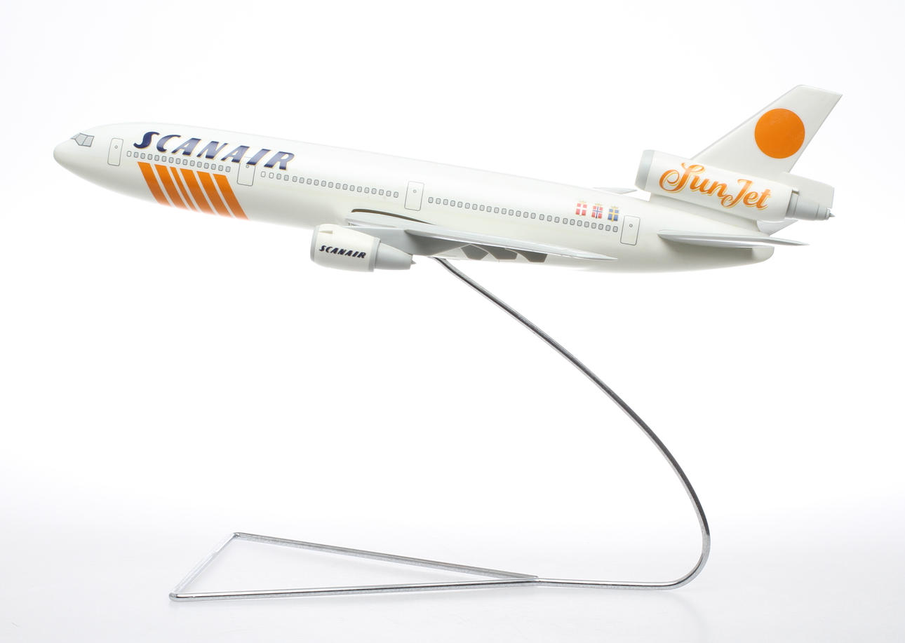 MODELLFLYGPLAN, SCANAIR SUNJET DC-10, plast, ställning. Carate Brianza Milano Italy.