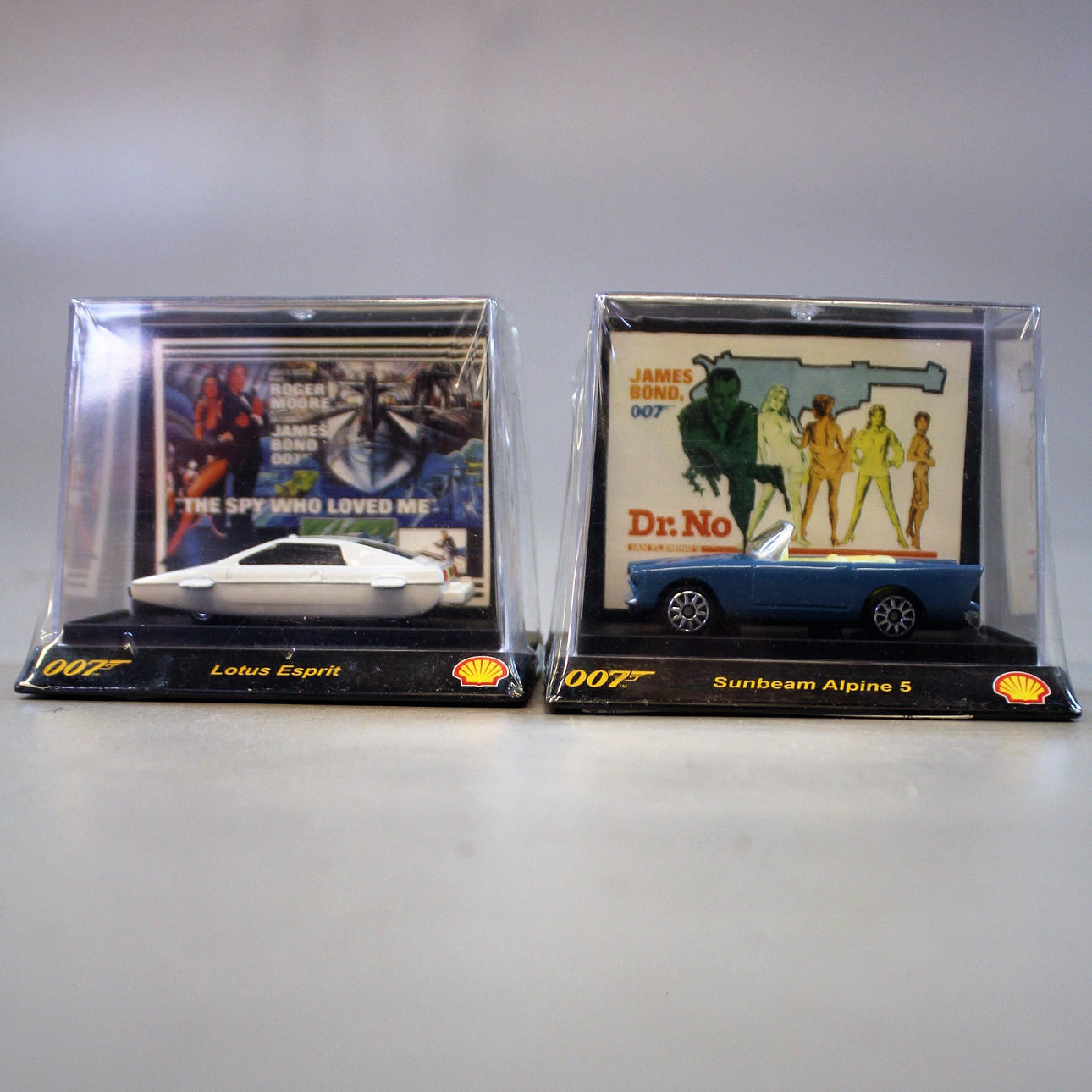 SPIELZEUGAUTOS 2 Stück Muschelsammlung Agent 007.