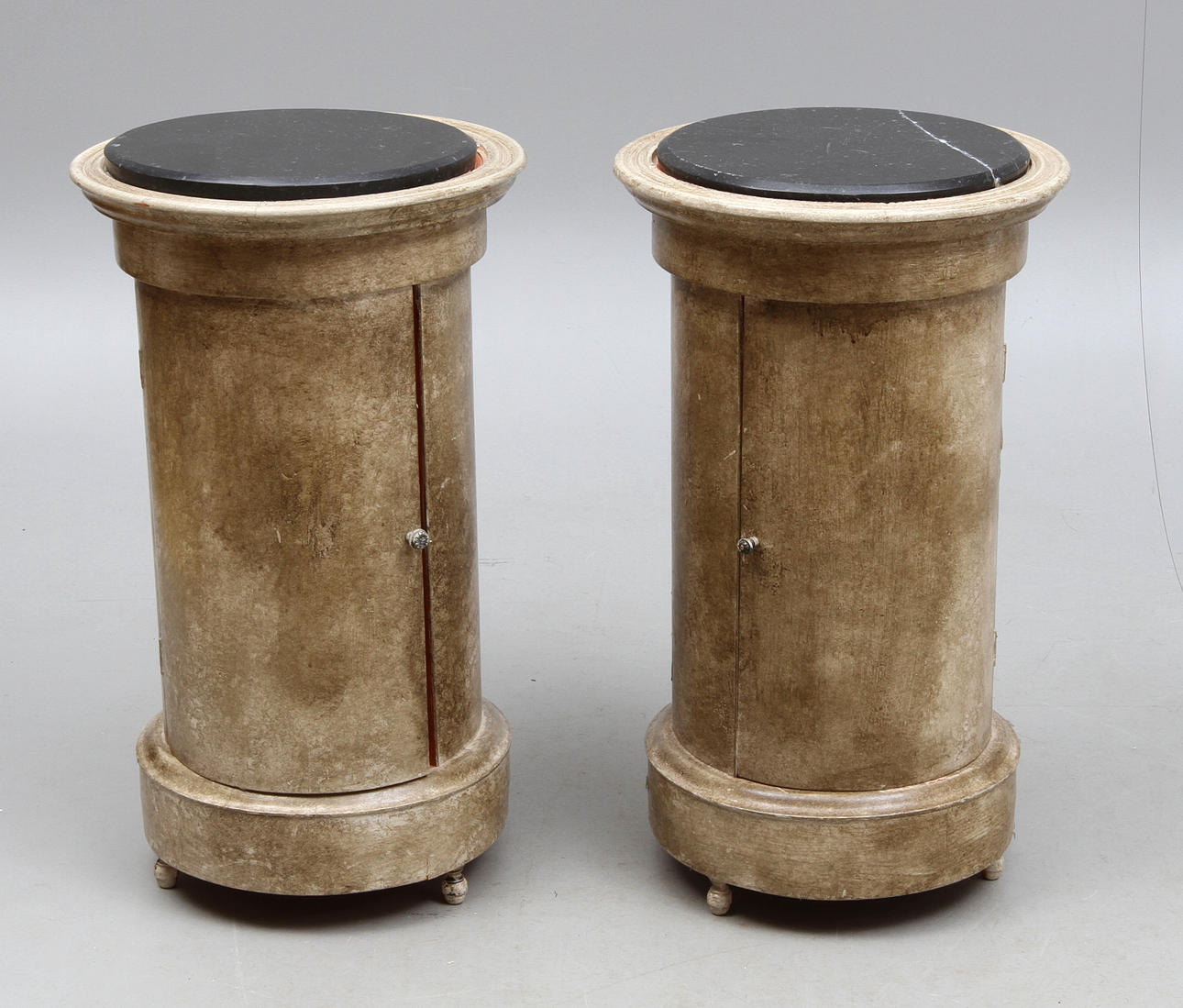 KOLONNSKÅP, ett par, med stenskivor, 1900-tal.