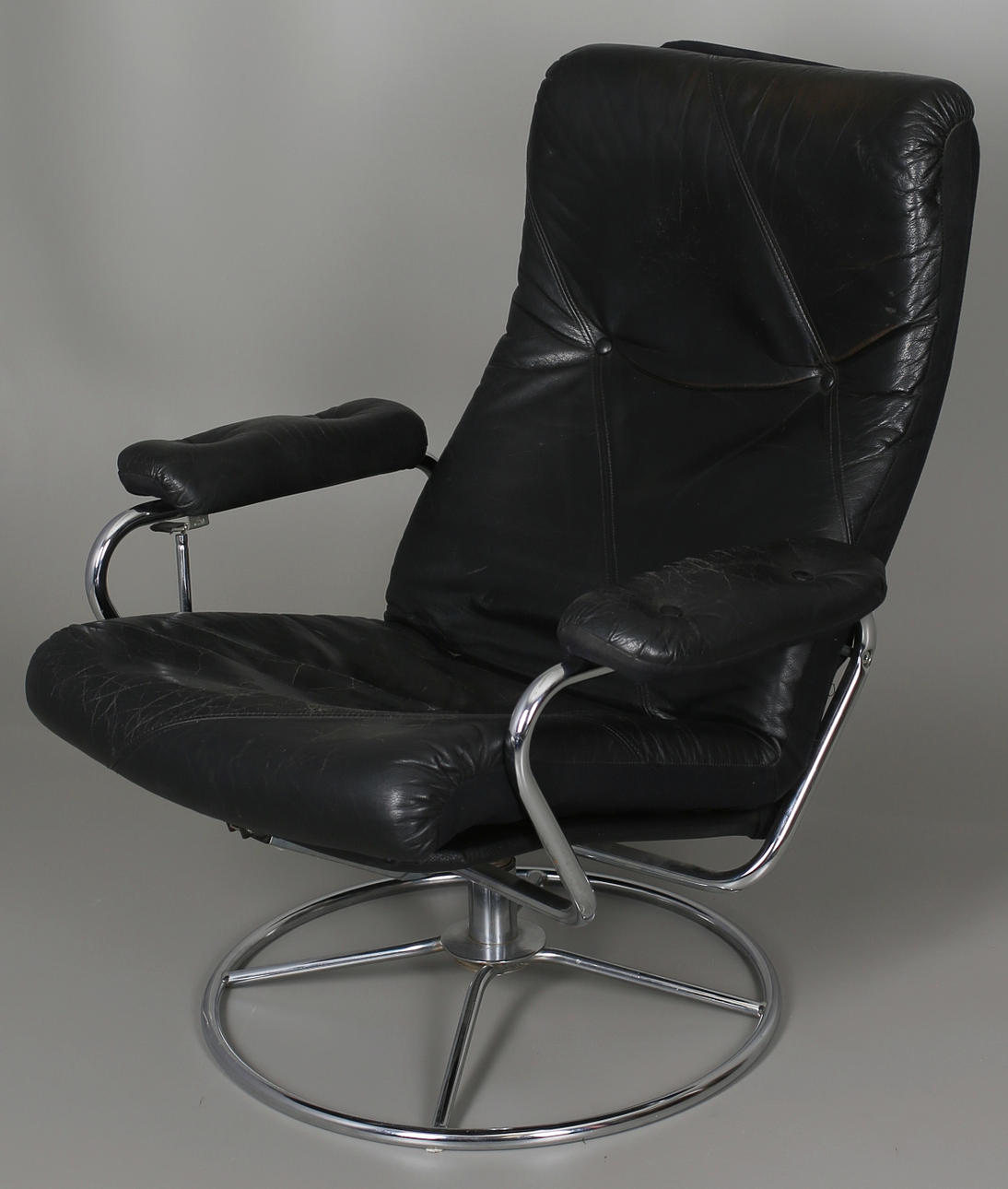 SNURRFÅTÖLJ I SKINN, med vippfunktion, 1970-tal.