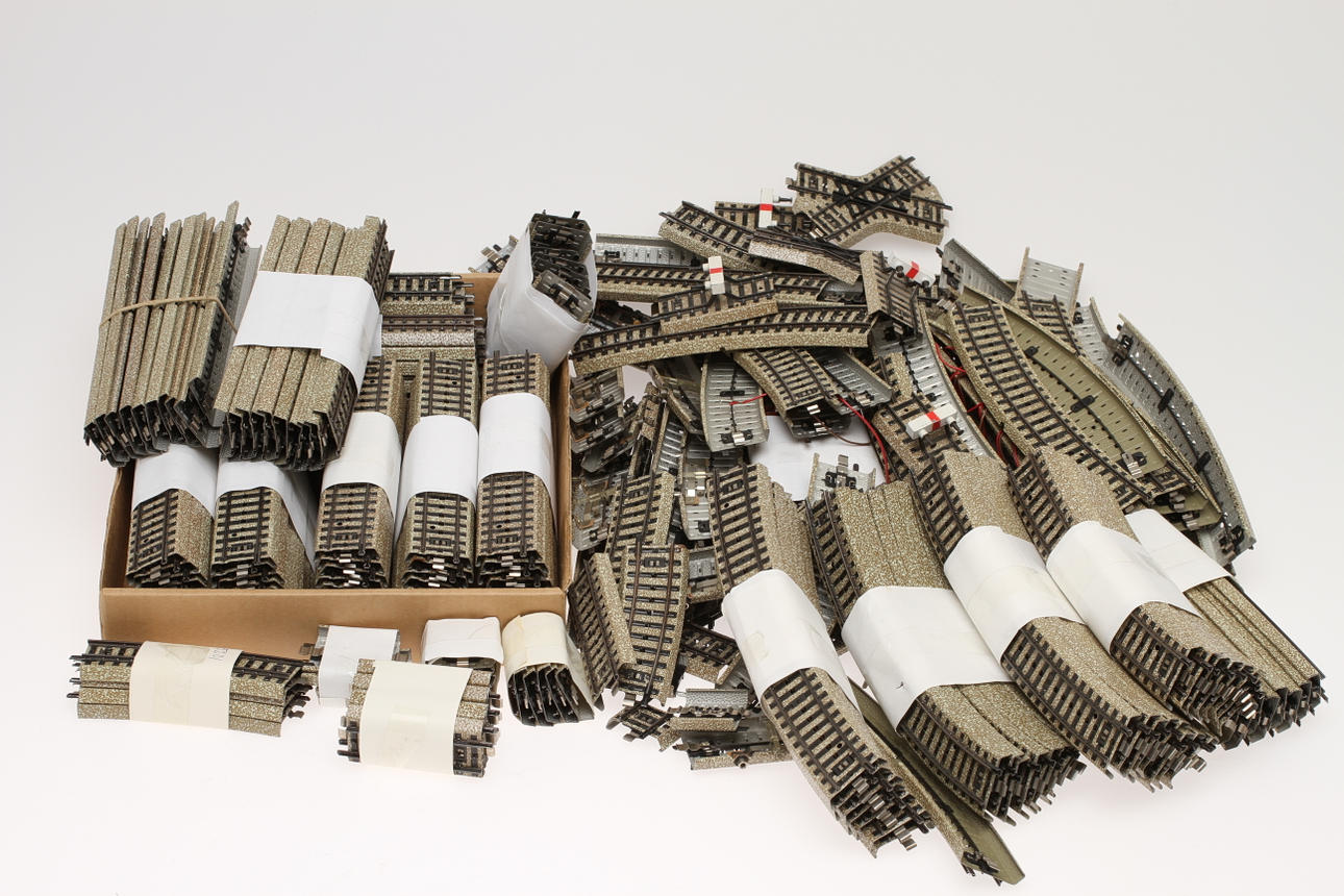 MÄRKLIN RÄLS cirka 300 stycken med mera.