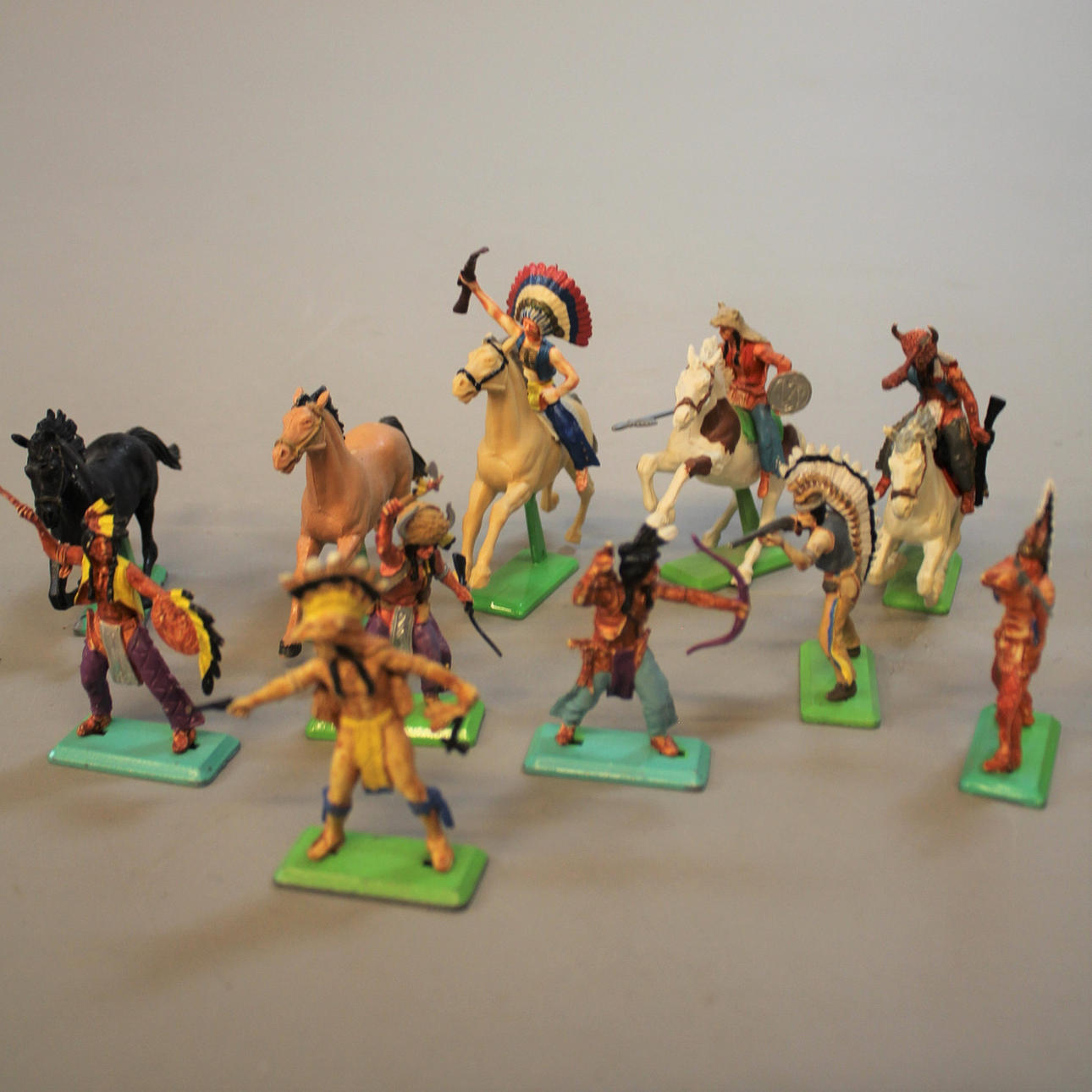 TOY FIGURES about 10 parts Indians.