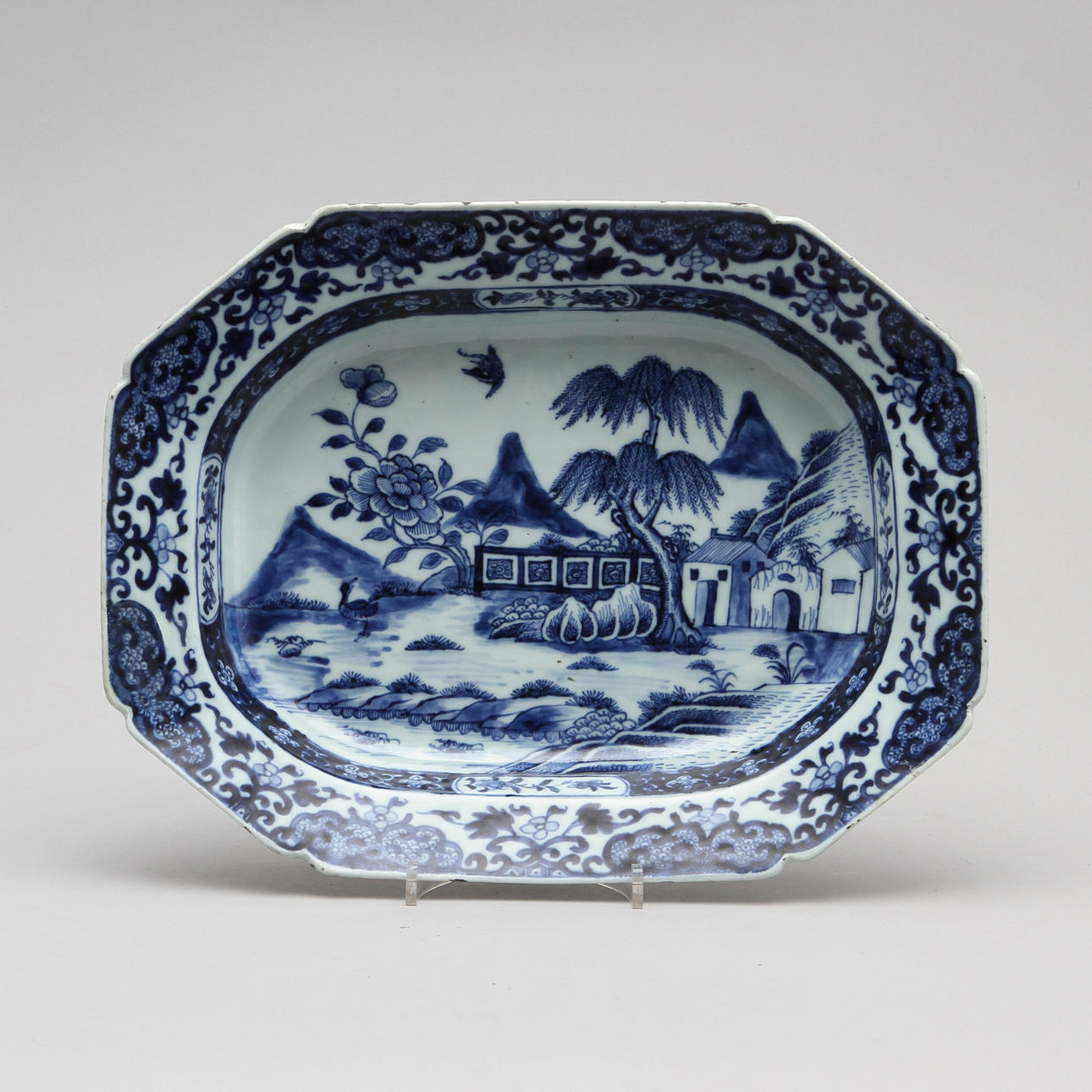 DJUPT FAT, porslin. Kina Qianlong (1736-95).