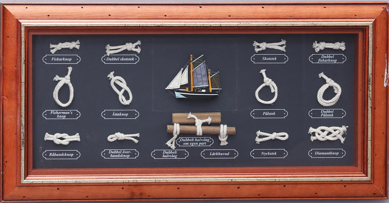 KNOPTAVLA, trä och glas.