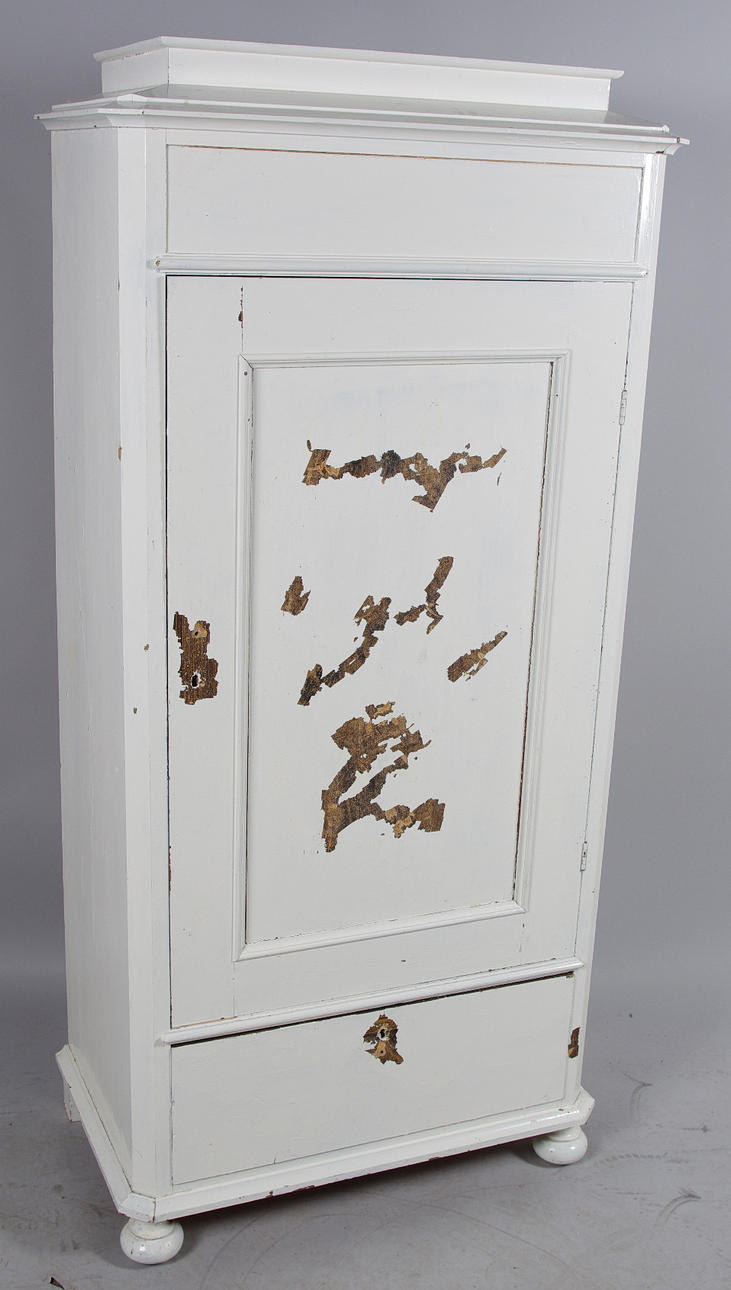 DRÄNGASKÅP, vitmålad fur, sent 1800-tal.