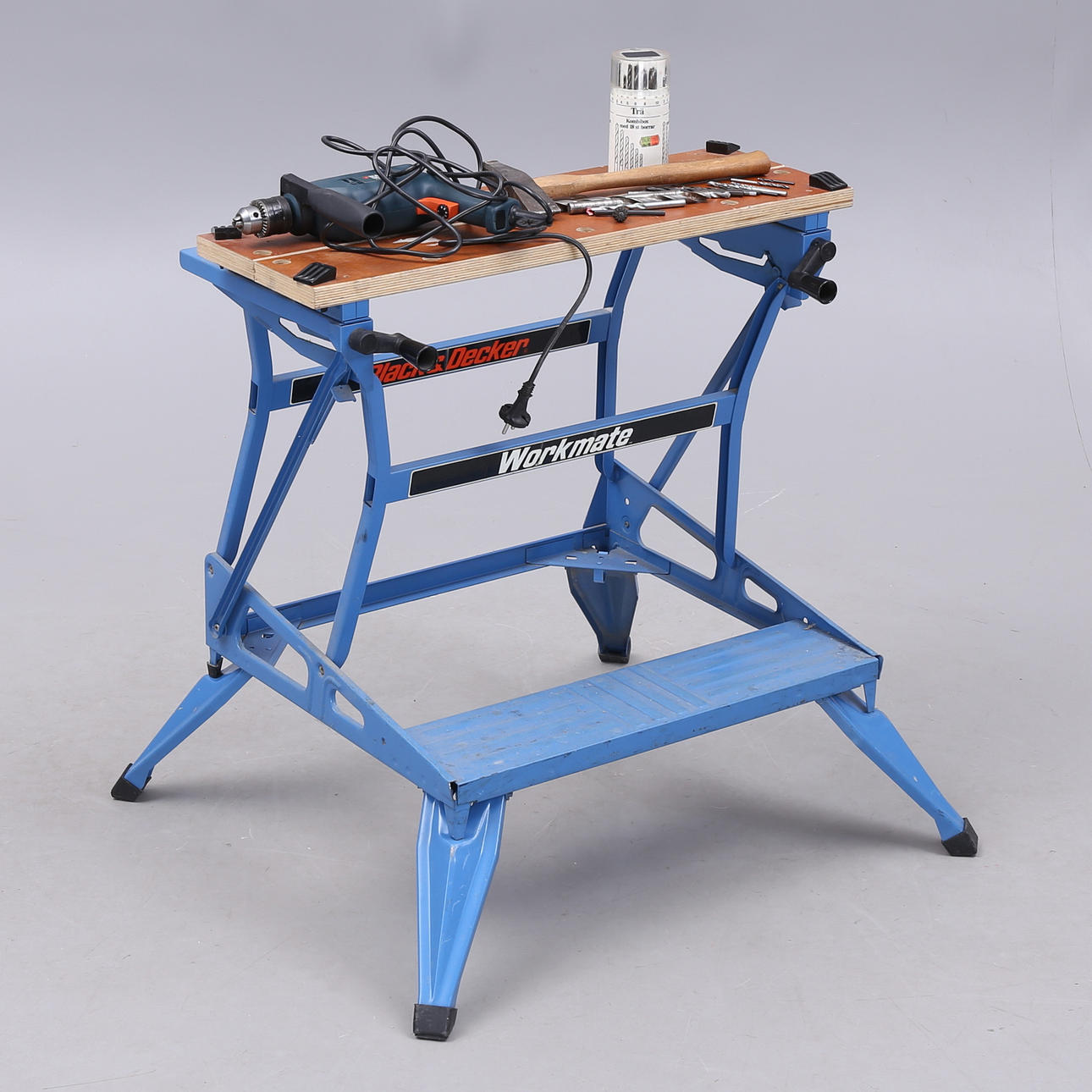 TOOL BENCH, DRILL MACHINE, DRILL, Black & Decker.