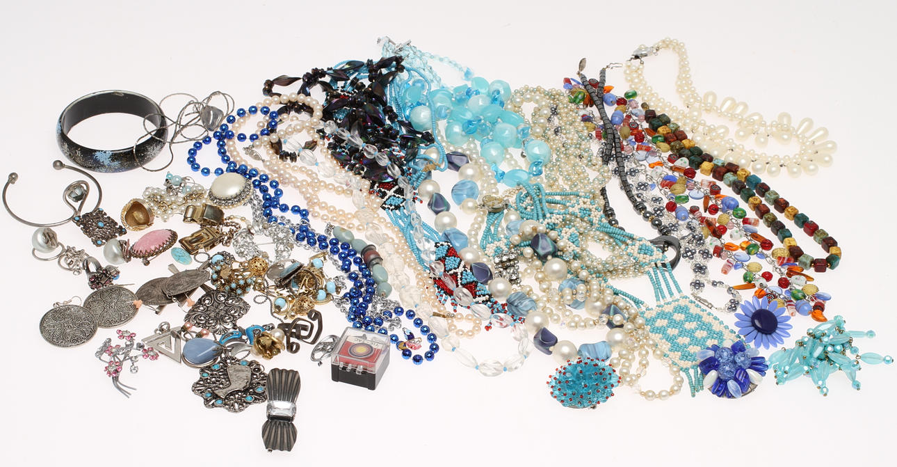 PARTI BIJOUTERIER, mestadels halsband m m. 1900/2000-tal.