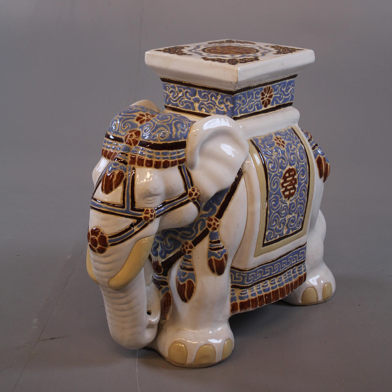 PIEDESTAL, keramik "elefant".