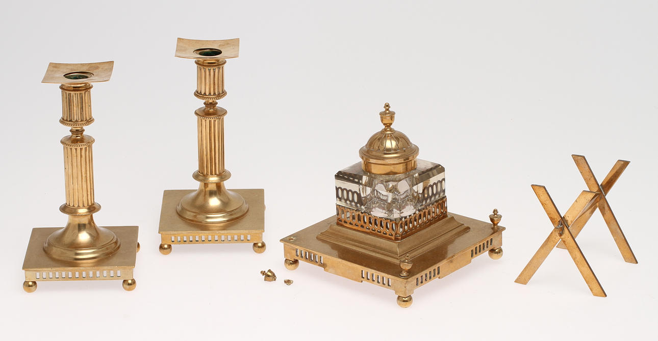 LJUSSTAKAR 1 par mässing Skultuna Nr 72 samt BLÄCKSTÄLL och PENNSTÄLL.