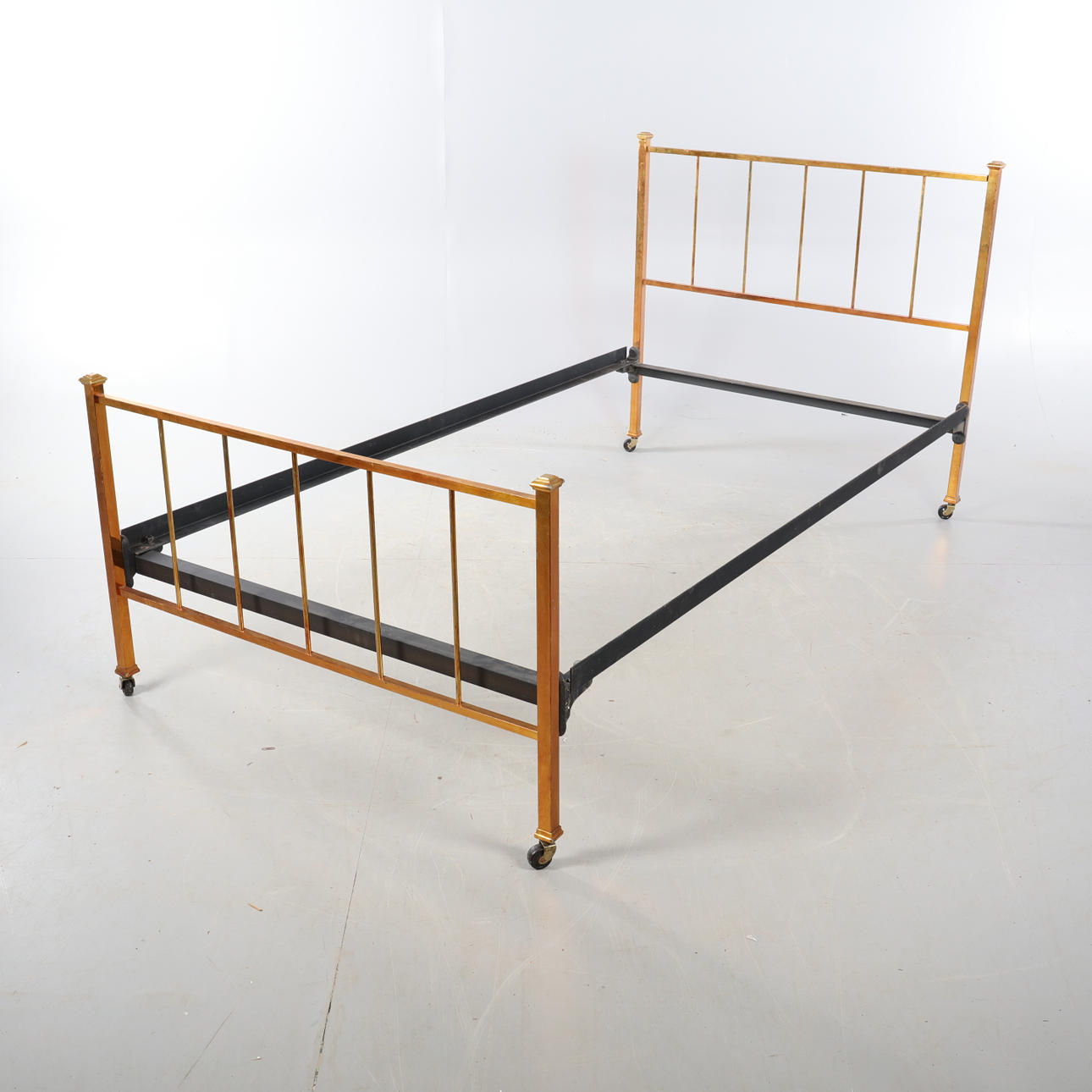 SENGERAMME på hjul, messing/jern.