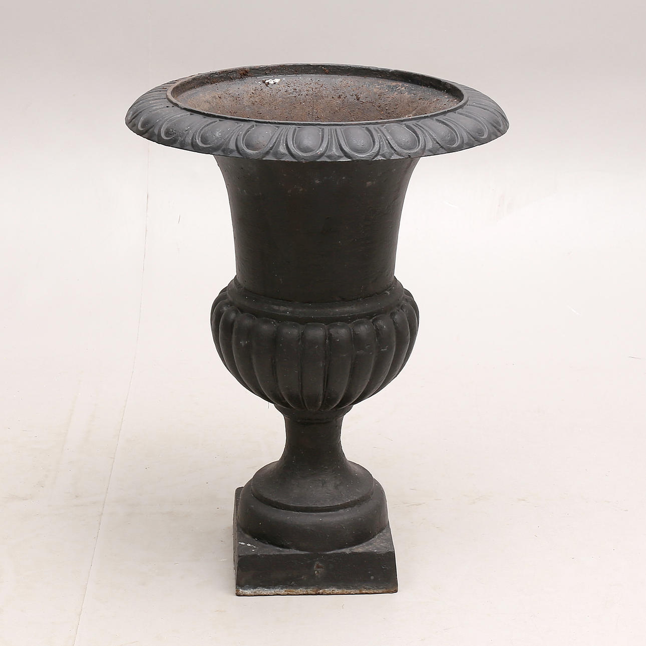 TRÄDGÅRDSURNA, gjutjärn.