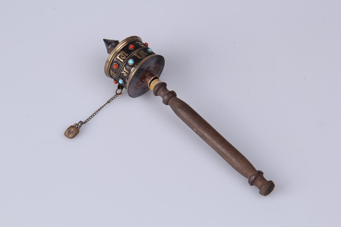 BÖNESNURRA, i trä och metall.