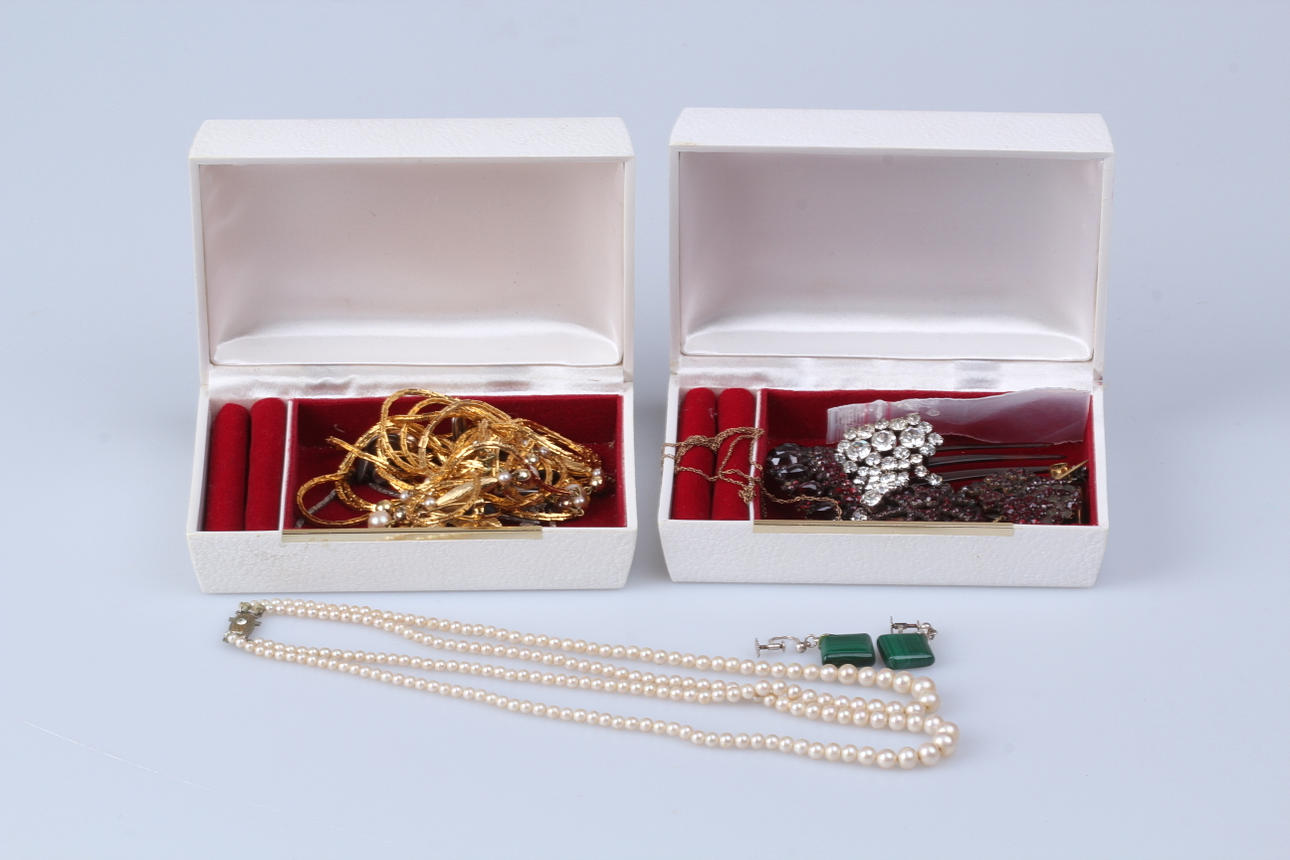 BIJOUTERIER, 30 delar. bl a granater.