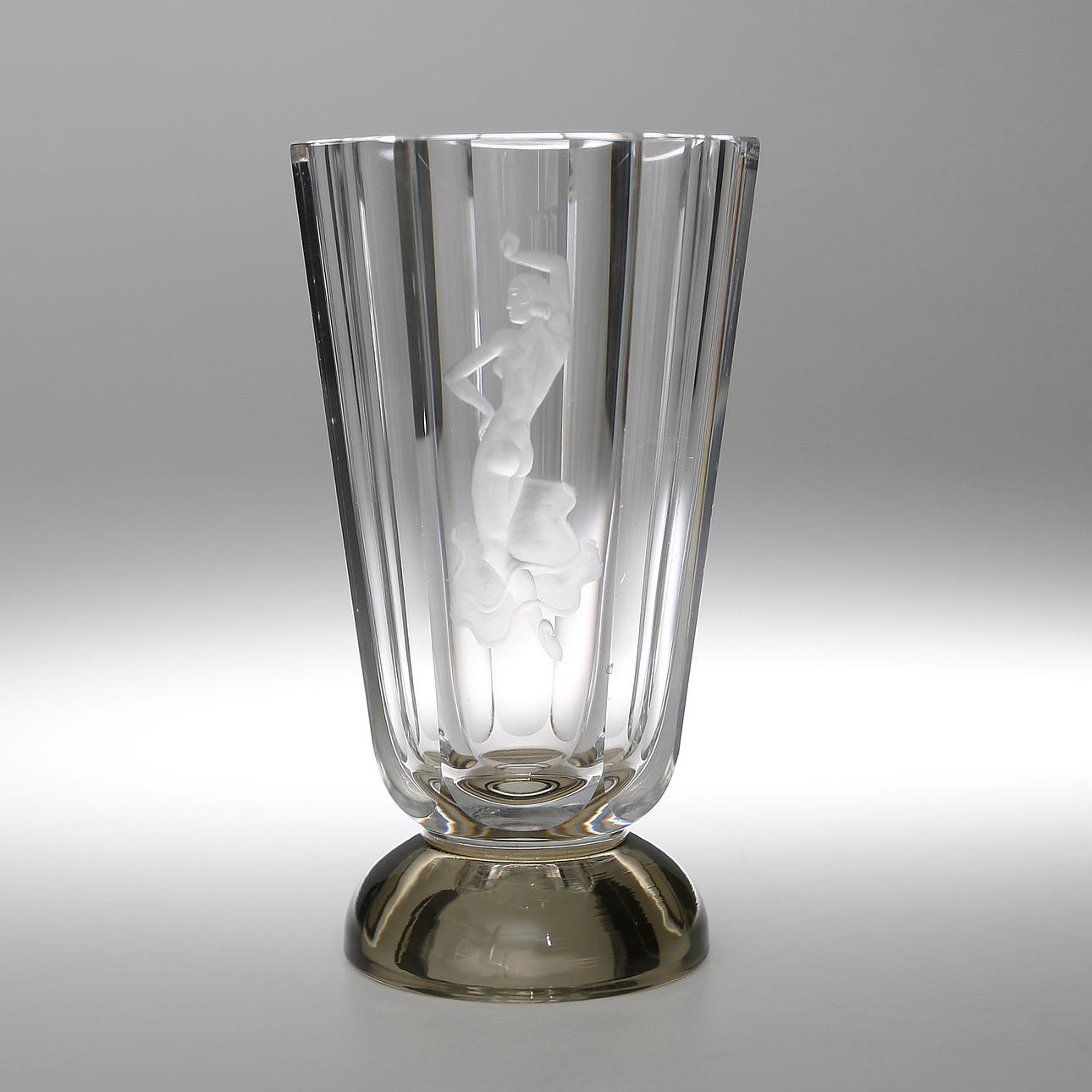 VAS, glas, Vicke Lindstrand, Orrefors, signerad. 1900-talets första hälft.
