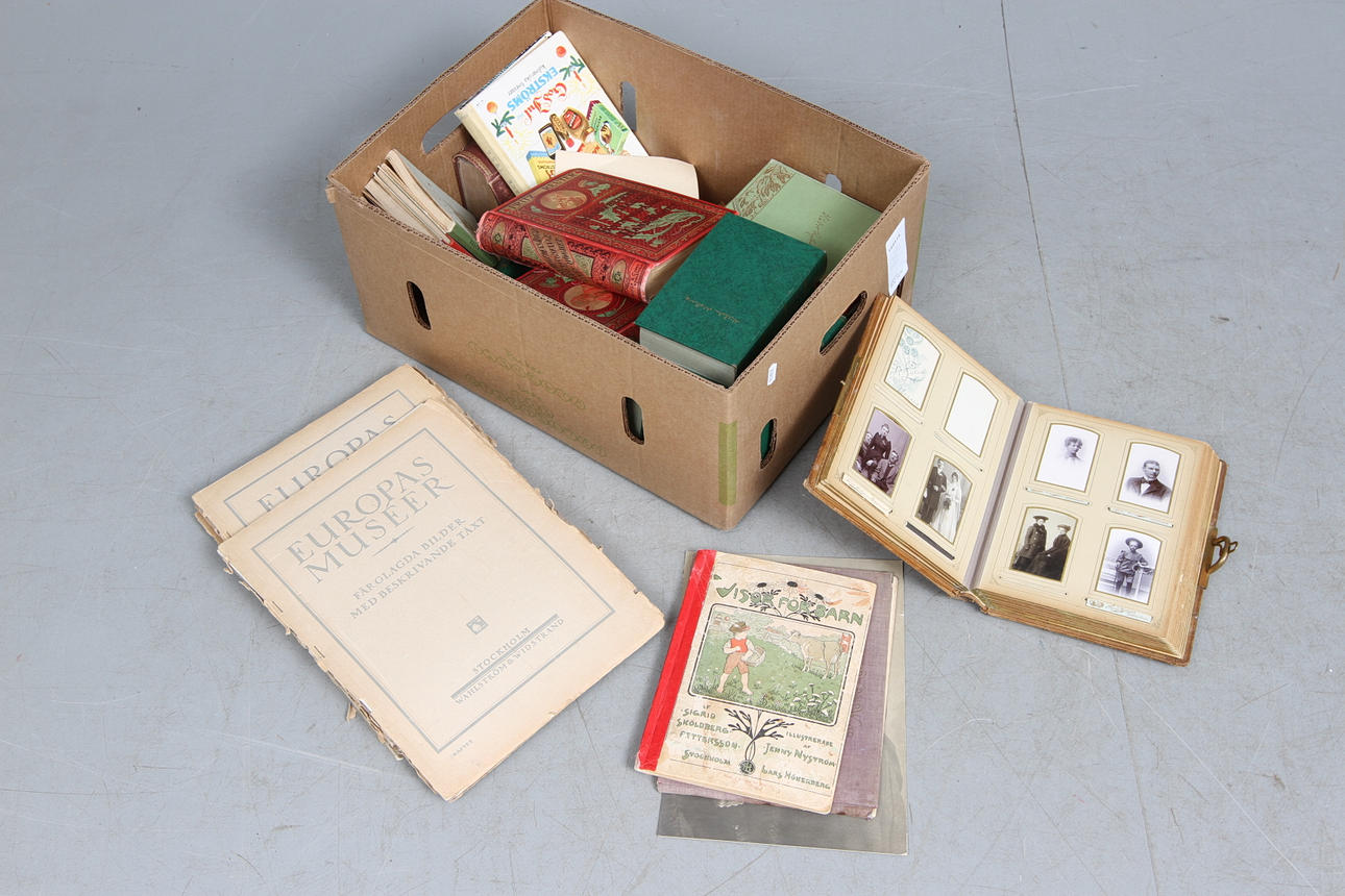FOTOALBUM samt BÖCKER, bl.a barnböcker och Europas Muséer, 18/1900-tal.