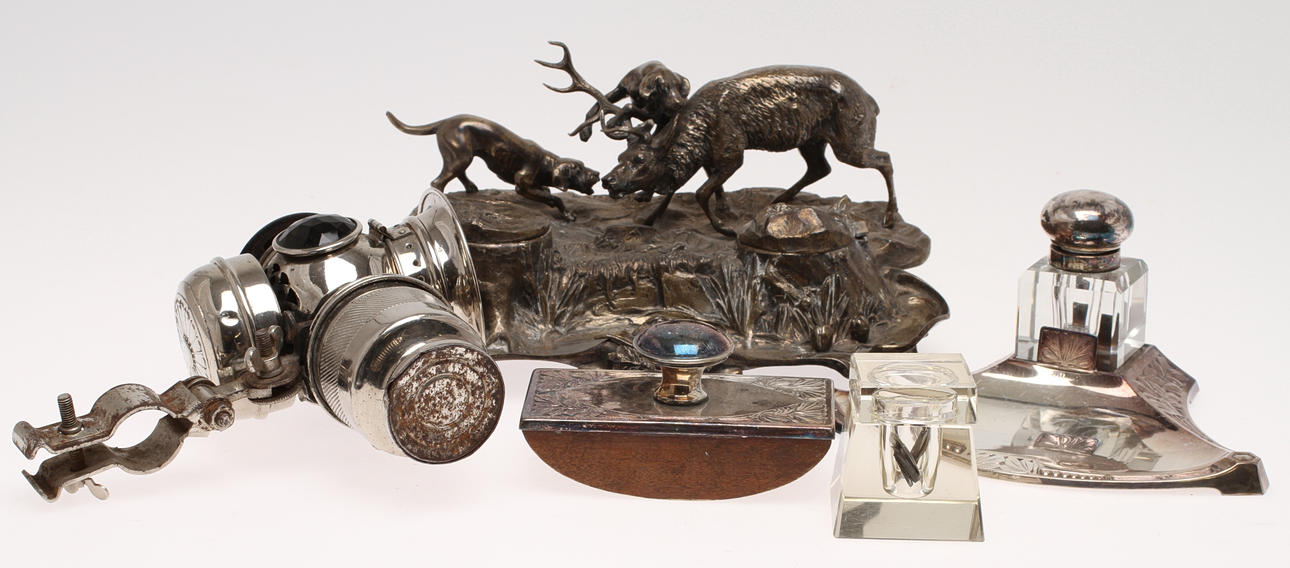 SKRIVBORDSUPPSATS, med skulpturgrupp, metall, VAGNSLYKTA, metall, mm..