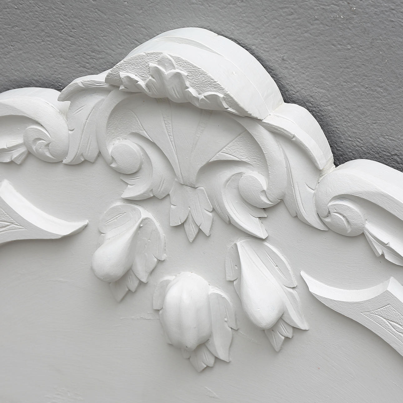 KRÖN/UTSMYCKNING i trä, 1900-tal.