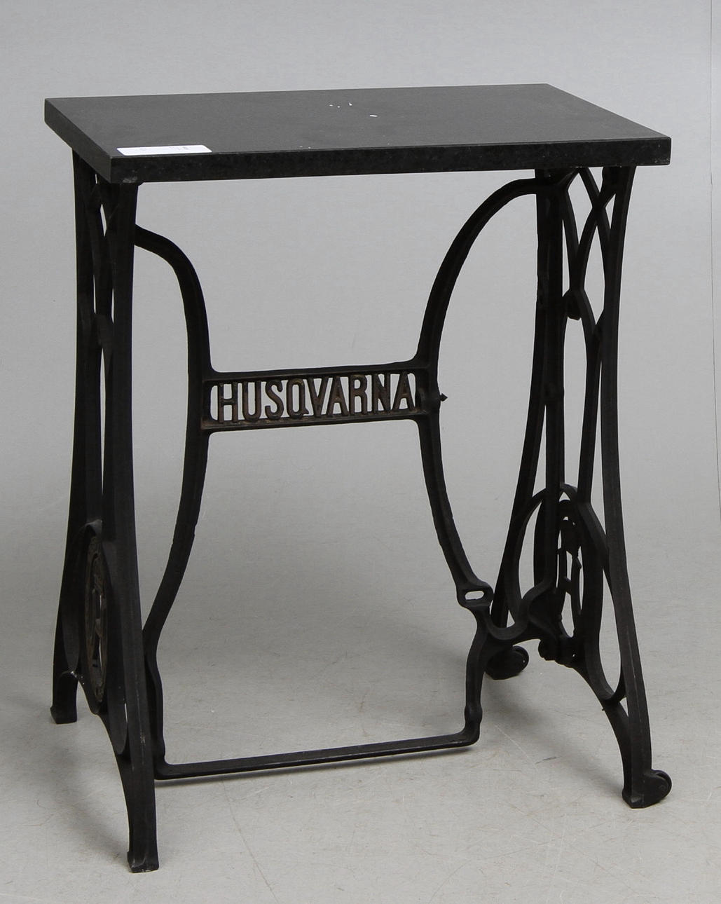 TRÄDGÅRDSBORD med stenskiva.