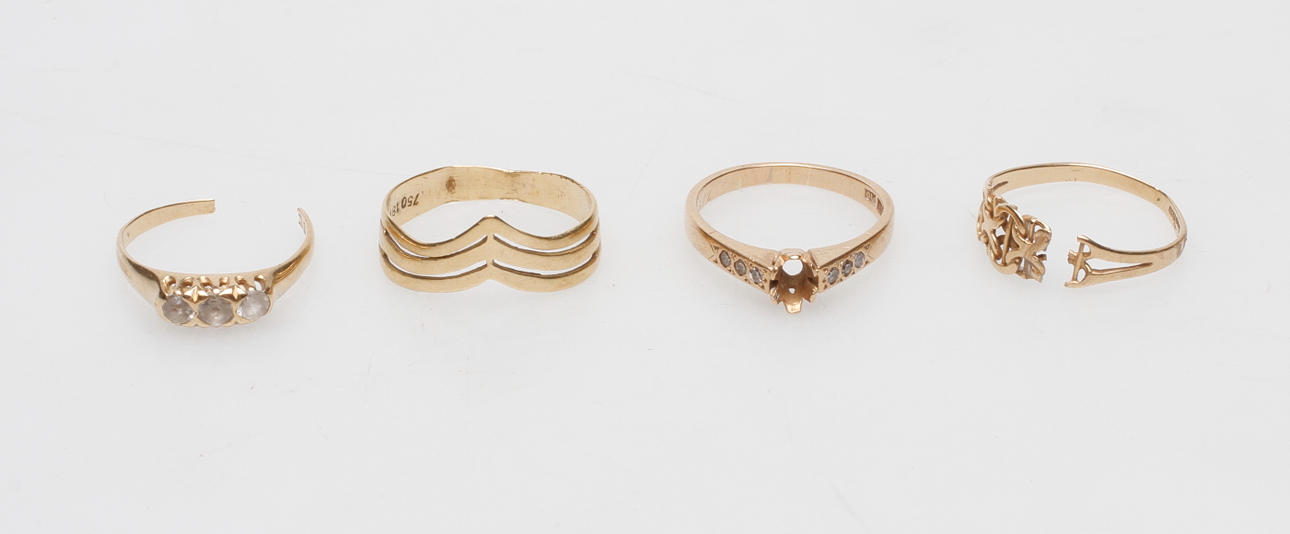 RINGAR, 4 st, 18k guld, vikt ca 9,6 gr.
