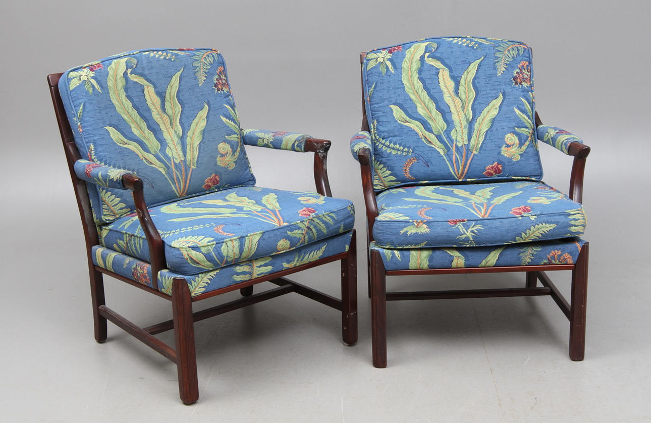 KARMFÅTÖLJER, ett par, engelsk stil, 19/2000-tal.